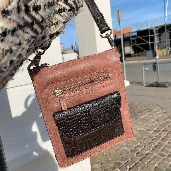 Style Korea i brun/cognac. Fed skuldertaske/crossbody i kraftigt læder